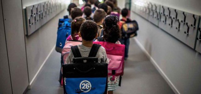 Botte e offese ad alunni, sospesa maestra