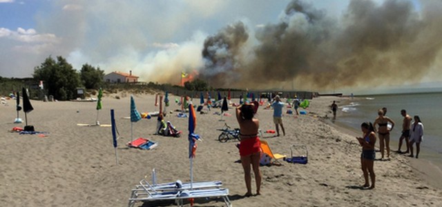 Ancora incendi, rogo a Piancastagnaio, fiamme all'Elba e a Capalbio