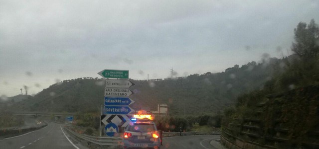 Asfalto viscido, tre incidenti a Catanzaro