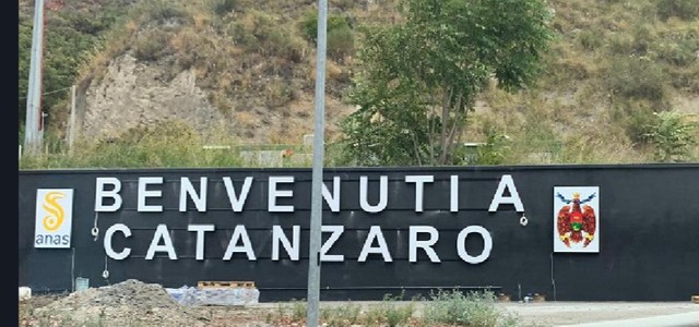 ABRAMO: “SCRITTA BENVENUTI A CATANZARO INSTALLATA AL SANSINATO NELL’AMBITO DEL PROGRAMMA DI INTERVENTI CONDIVISO DA ANAS E COMUNE”