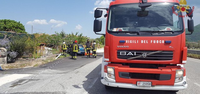 Bambino solo in auto, denunciati genitori