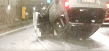 Auto si ribalta in galleria Sansinato a Catanzaro