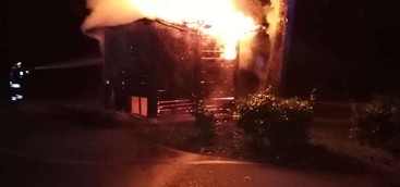 In fiamme casetta in legno nel Vibonese (FOTO)