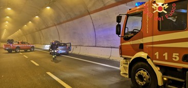 Catanzaro, auto in fiamme in galleria
