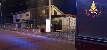 Incendio in magazzino di attività commerciale