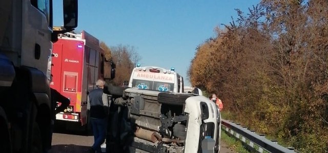 Incidente tra auto e camion, tre feriti