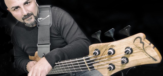 Il bassista calabrese Franco Marino al London Bass Guitar Show di Londra 
