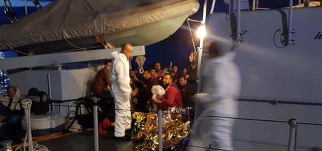 Soccorsi 48 migranti al largo di Crotone