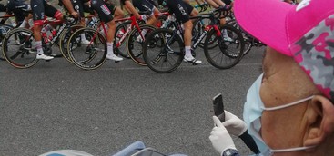 Il Giro d'Italia ha il suo spettatore d'eccezione, e la tappa diventa importante davvero. (FOTO)