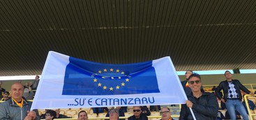 Fotonotizia: Catanzaro accoglie un fiume di persone. La Calabria è giallorossa ( Gallery e VIDEO)