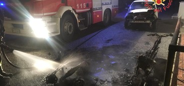 Simeri Crichi, rogo all'interno di un cortile: auto e scooter in fiamme