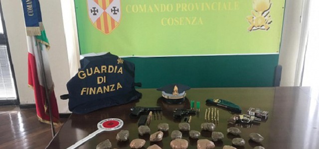 Cocaina e armi nascoste in una mansarda, un arresto