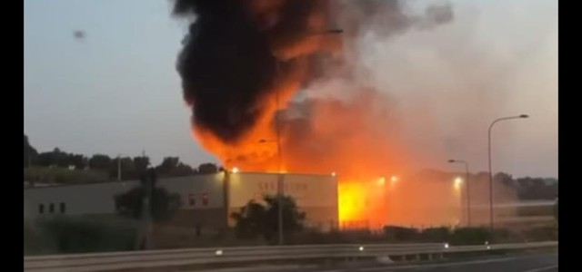 Incendio divampa tra i capannoni della Guglielmo