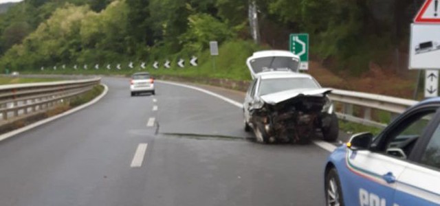 Auto perde il controllo su A2, un ferito
