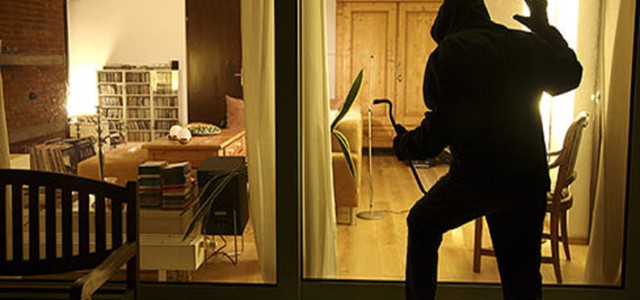 Furto in abitazione, tre giovani denunciati