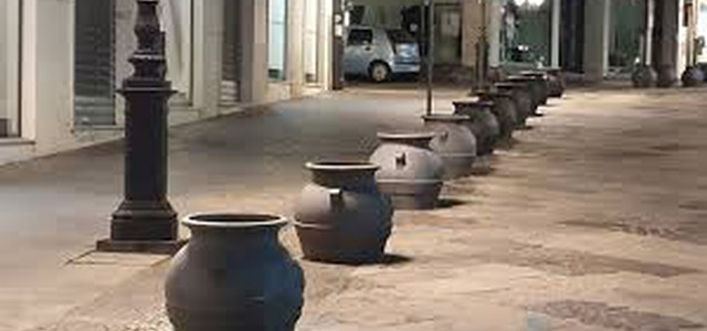 Corso Mazzini, la cittadinanza insorge contro paletti e vasi. Una petizione al Comune.