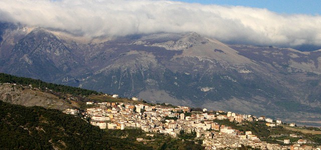 Acqua, a saracena bollette leggere a pochi km, bollette più care di 4 volte
