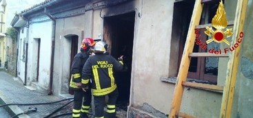 In fiamme un laboratorio artigianale, l'intervento dei Vigili evita il peggio