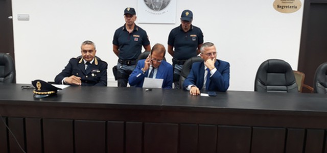 Appiccano incendio, due arresti