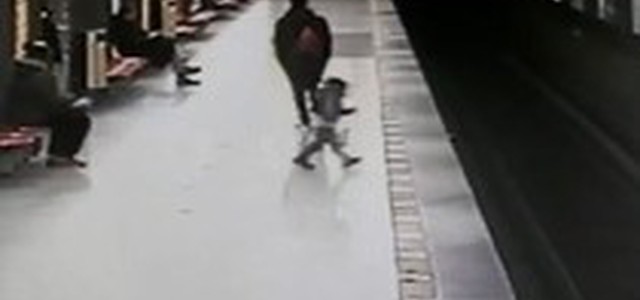 Bimbo si lancia tra i binari della metro, salvato