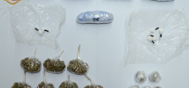 Cocaina e canapa indiana in auto, arrestato 35enne