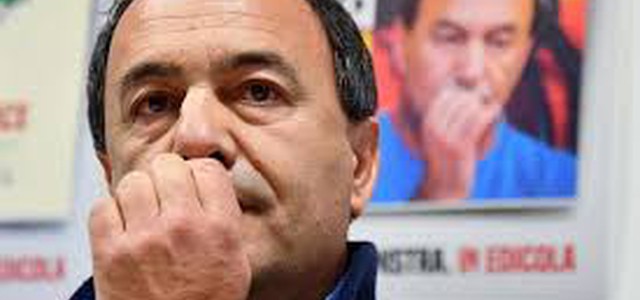 Un bagno di folla a incitare Lucano fuori dal palazzo di giustizia di Locri.