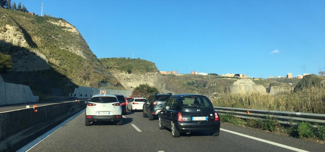 Punto raccolta dei tifosi del Bari: traffico rallentato in prossimità della galleria del Sansinato.