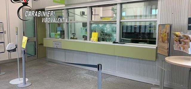 Tentata rapina alle poste nel Vibonese, entrano armati di mazze ma escono a mani vuote