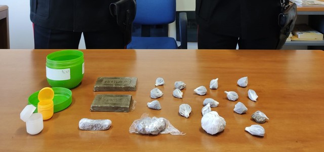 Girava per strada con tracolla piena di droga, arrestato 22enne