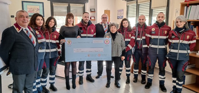I volontari dell'Associazione Nazionale Polizia di Stato Sezione provinciale di Catanzaro donano a “Mondo Rosa” un assegno di mille euro