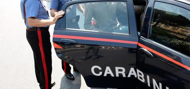 Irrompe in casa ex per violentarla, preso