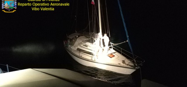 Intercettato veliero con 31 migranti