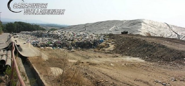 Irregolarità nella gestione dei rifiuti, sequestrata discarica di Lamezia: tre denunce