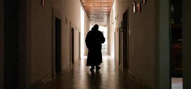 Riti esorcisti e violenza sessuale su donne, arrestato sacerdote