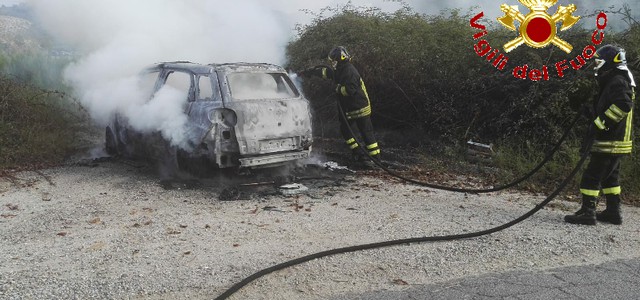 Auto parcheggiata a bordo strada prende fuoco