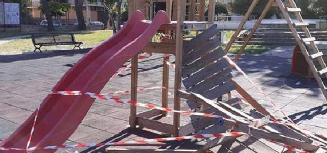 Distrutti da vandali giochi della villa comunale di Cutro