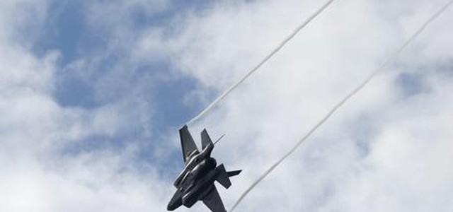 Caccia militari oltre la barriera del suono, paura dalla Lombardia fino in Valle d'Aosta