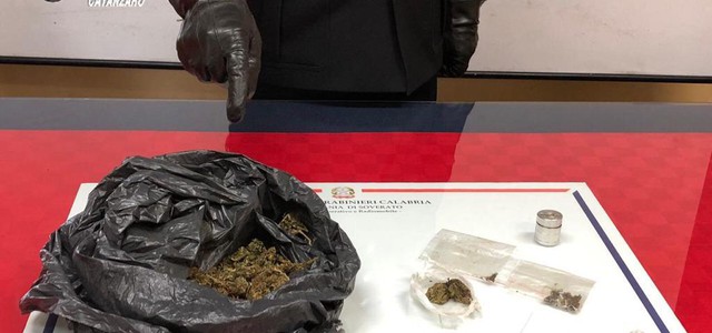 Controlli anti-droga: arrestato un  43enne, sequestrata marijuana all’interno dei bagni di una scuola e segnalati tre giovani in Prefettura