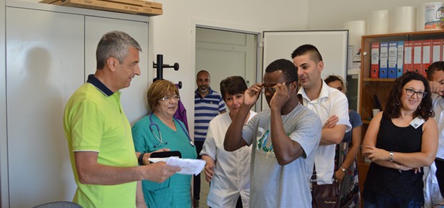 Donazione apparecchio acustico, occhiali da vista e busto a cinque migranti del Sant'Anna