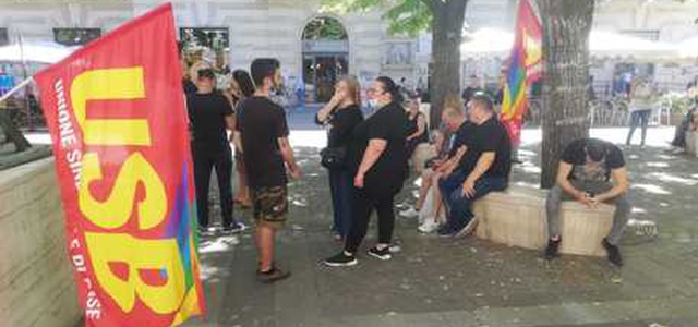Lavoro:ritardi stipendi, protesta dipendenti imprese pulizia
