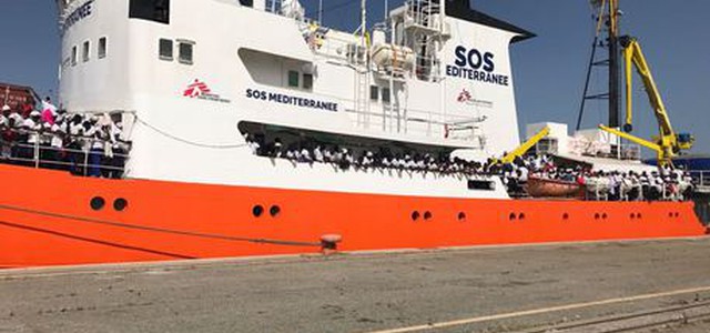 A Corigliano nave con 1032 migranti