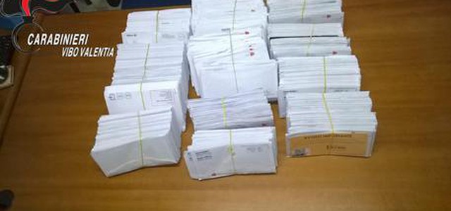 Invece di consegnare la posta la nascondeva in un congelatore, denunciato