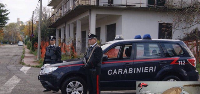 Occultava esplosivo nel sottotetto: arrestato un 54enne