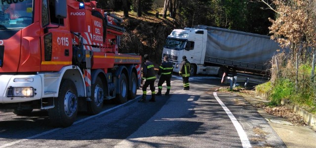 Rimorchio autoarticolato fuori strada, recuperato con l'autogru
