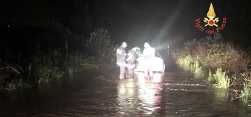 Maltempo, salvate 16 persone nel Catanzarese: alcune rifugiate sui tetti delle case 