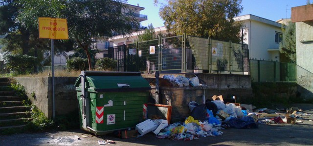 CORIGLIANO: ANCORA RIFIUTI ABBANDONATI ALLO SCALO 