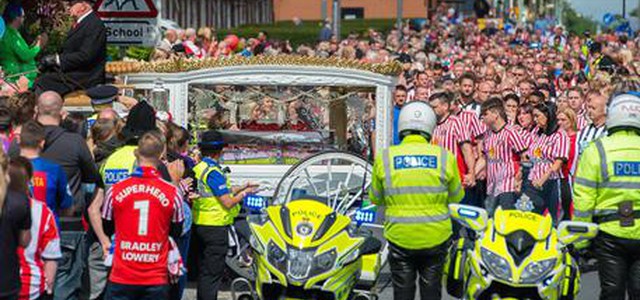 Gb, migliaia a funerali Bradley, bimbo tifoso morto di cancro
