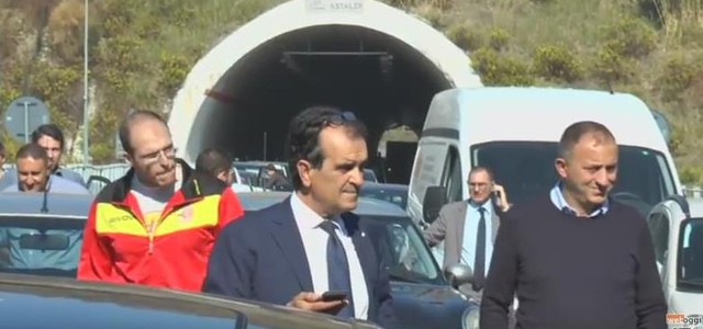 Fumo dalla galleria sulla 106, traffico bloccato nel Catanzarese (VIDEO)