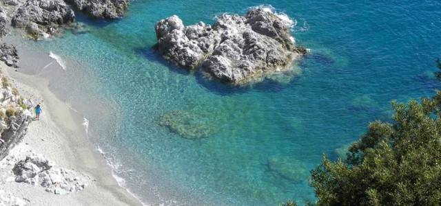 Coronavirus, virologo Tarro: "Sole e mare sono antivirali, bisogna stare all’aperto”