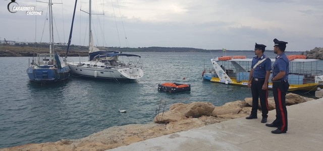 Tentano di rubare la barca a vela usata dai migranti e rimasta sugli scogli - arrestati i due malfattori